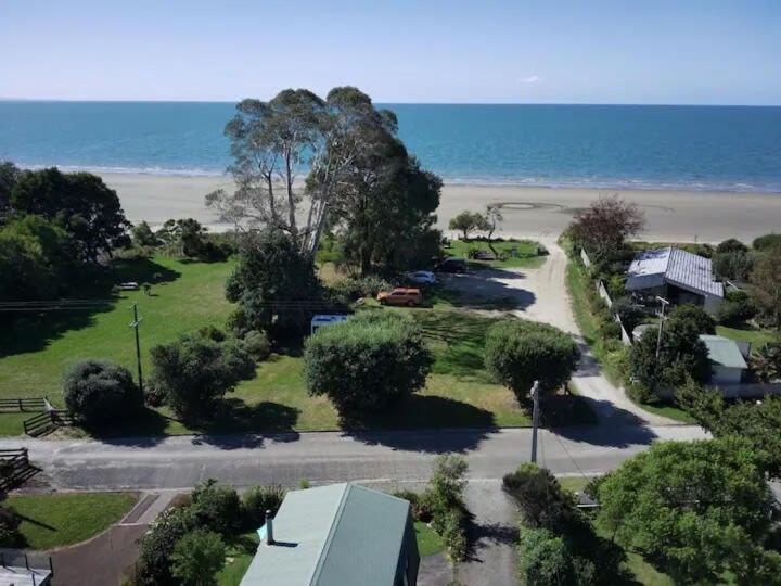 Villa Coastal Charm In Patons Rock Rangihaeata Exterior foto
