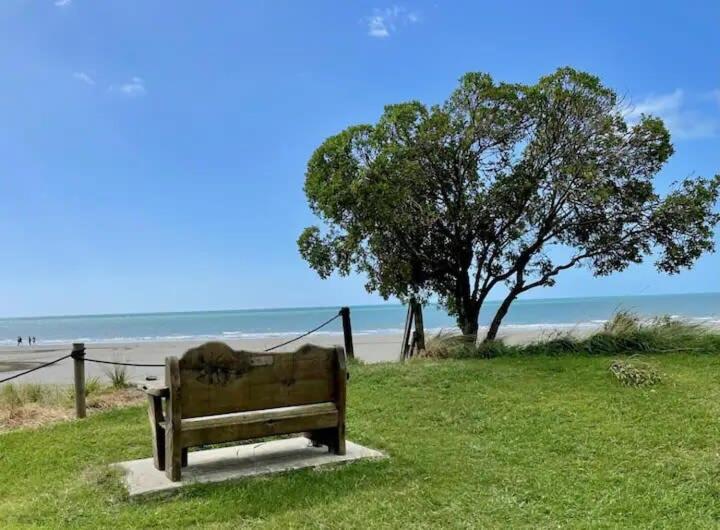 Villa Coastal Charm In Patons Rock Rangihaeata Exterior foto