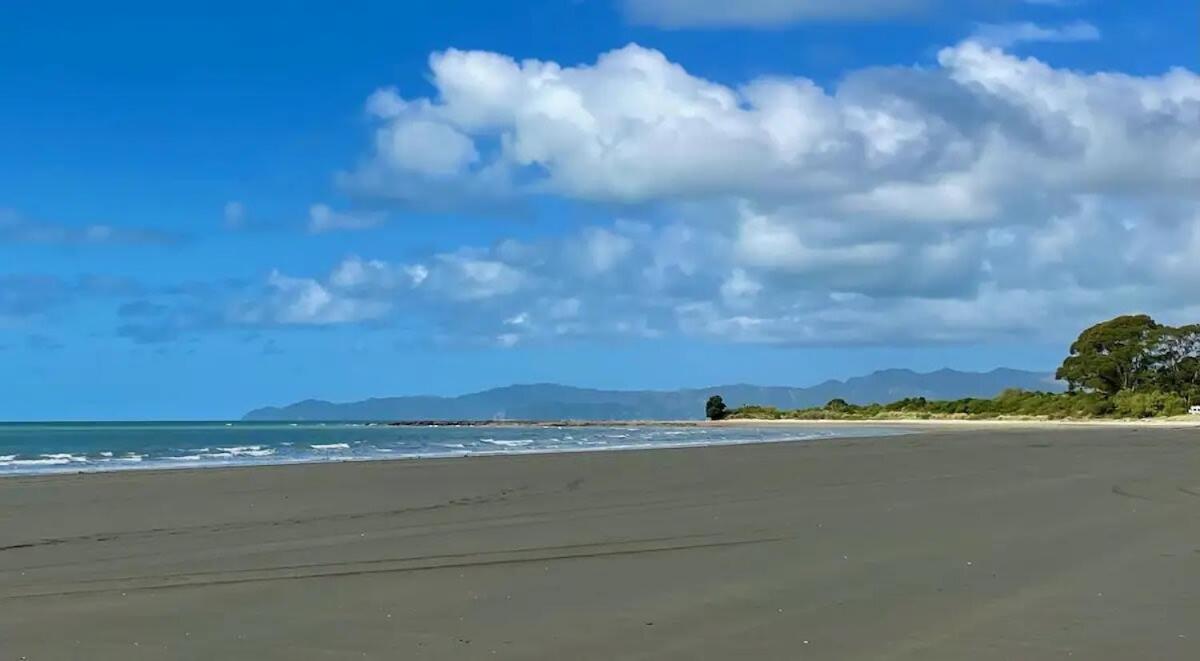 Villa Coastal Charm In Patons Rock Rangihaeata Exterior foto